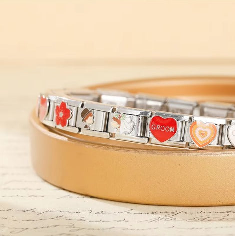 Un Bracelet-charms-Italien orné de cœurs et de fleurs, symbolisant l'amour et la beauté, parfait pour toute occasion. 