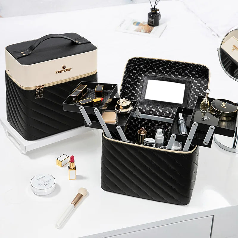 malette maquillage fille cosmétique noir et beige ouvert et fermé sur une coiffeuse blanche.
