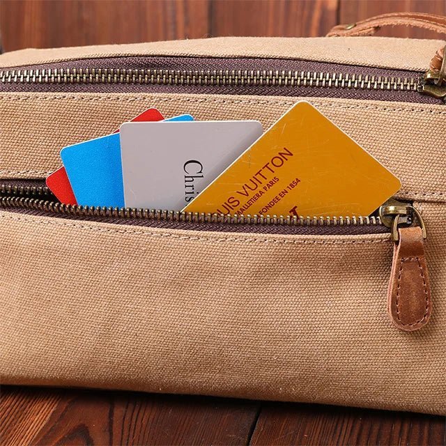 Une élégante trousse de toilette homme luxe en toile et cuir, parfaite pour les voyages.