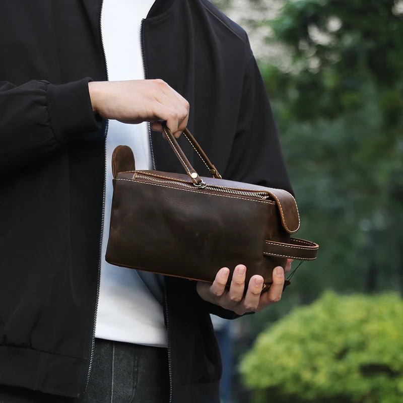 Trousse de toilette homme haut de gamme, cuir marron, élégante, portable.