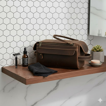 Trousse de toilette homme luxe : Élégance masculine, accessoires de rasage, cuir marron, salle de bain moderne.