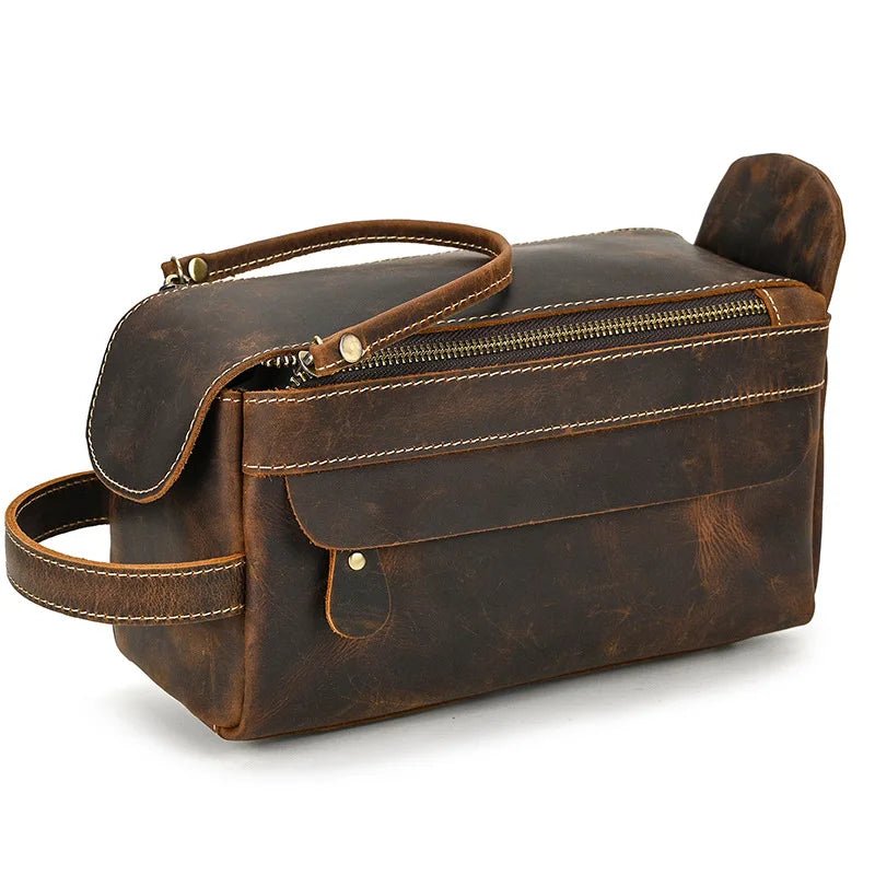 "Trousse de toilette homme luxe, cuir marron vintage, élégante."