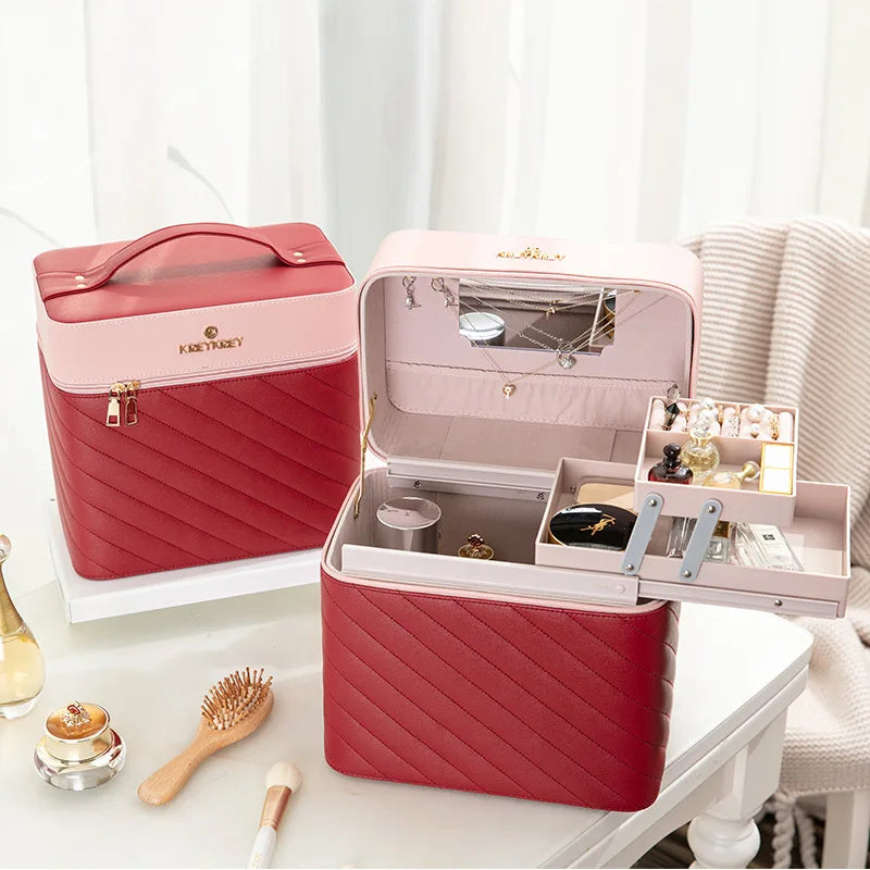Luxueuse mallette maquillage fille rose et bordeaux, organisation élégante, accessoires.