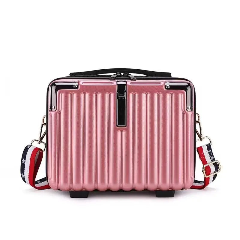 Malette maquillage professionnelle rose avec bandoulière tricolore.