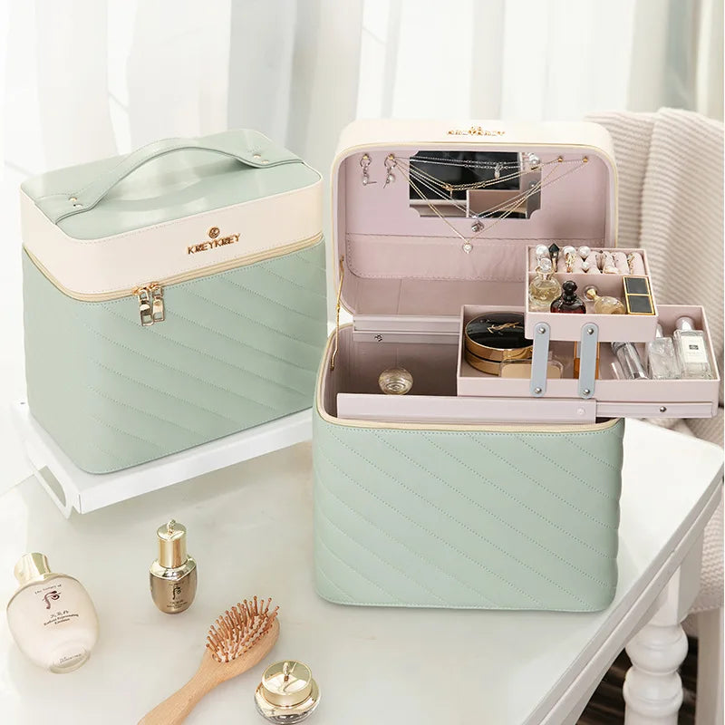 Mallette maquillage fille turquoise ouverte et fermée sur table blanche.