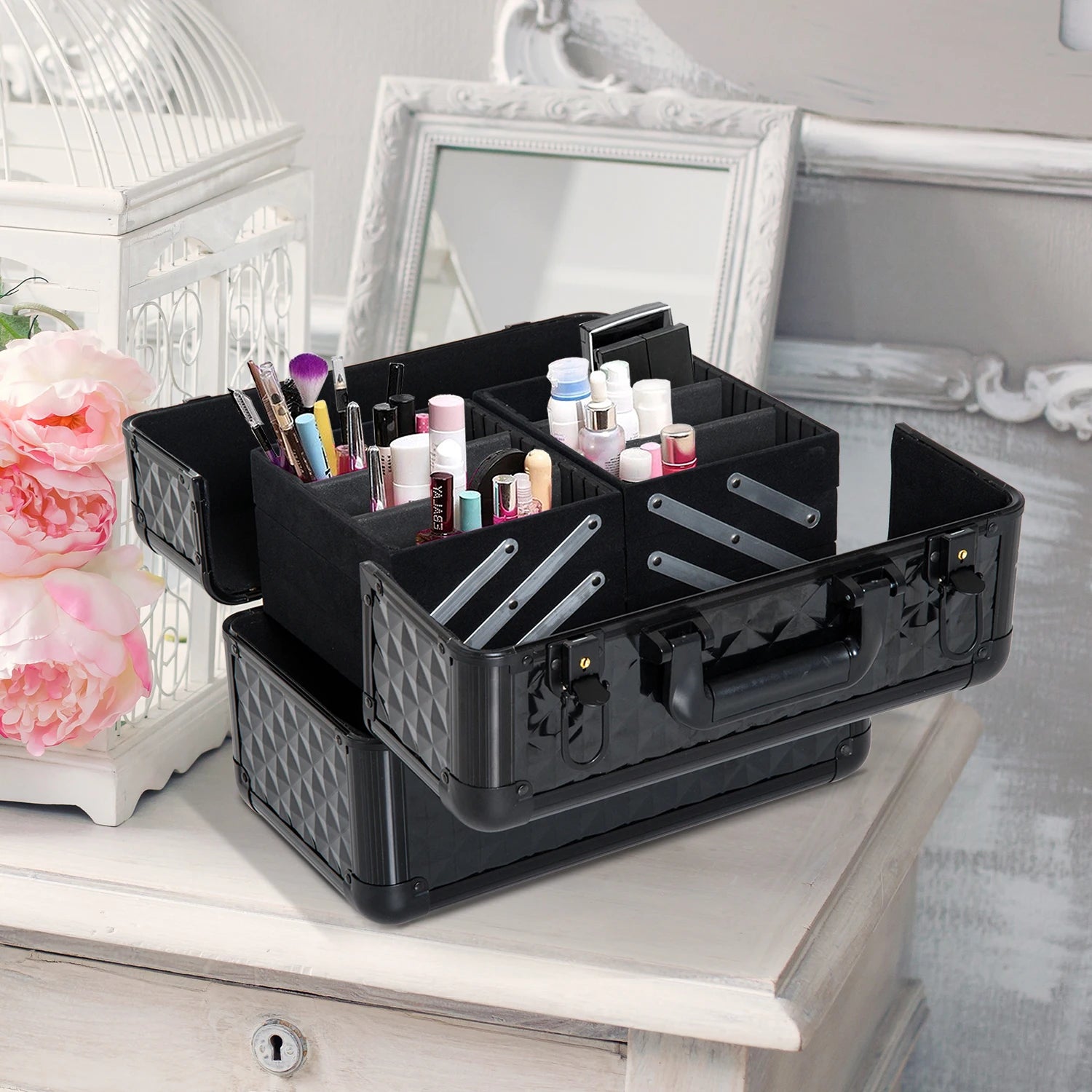 Mallette à maquillage noire ouverte, élégante, avec cosmétiques et accessoires.