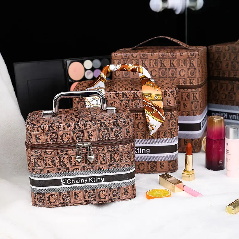 Trois mallettes maquillage marron motif lettres, produits cosmétiques variés