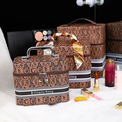Trois mallettes maquillage marron motif lettres, produits cosmétiques variés
