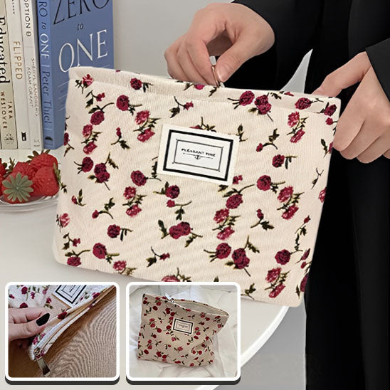 Trousse-de-toilette-ROSE-BLANCHE-sur-une-table-une-fille-l'a-dans-sa-main