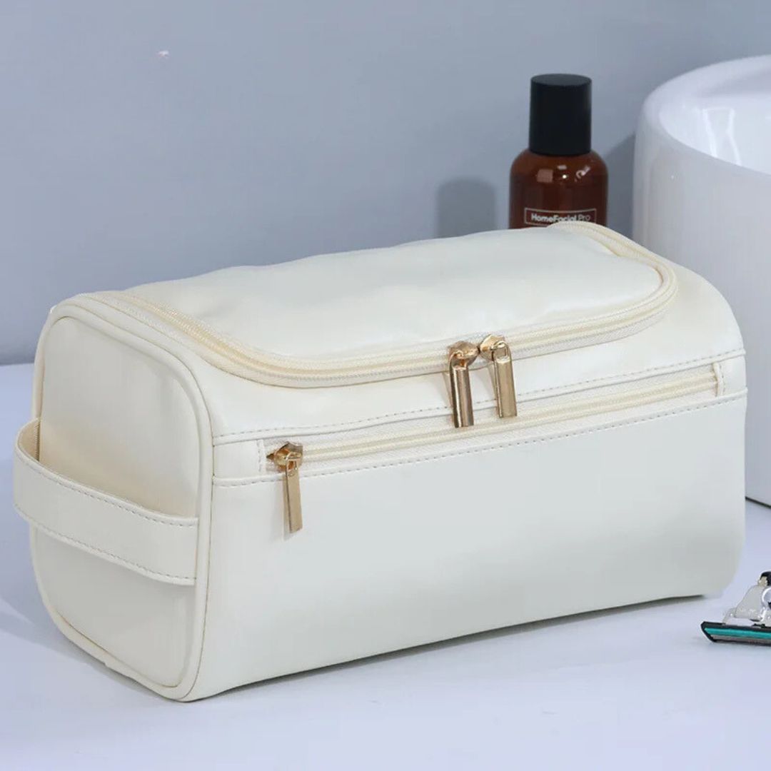 Trousse-de-toilette-blanc-sur-une-table