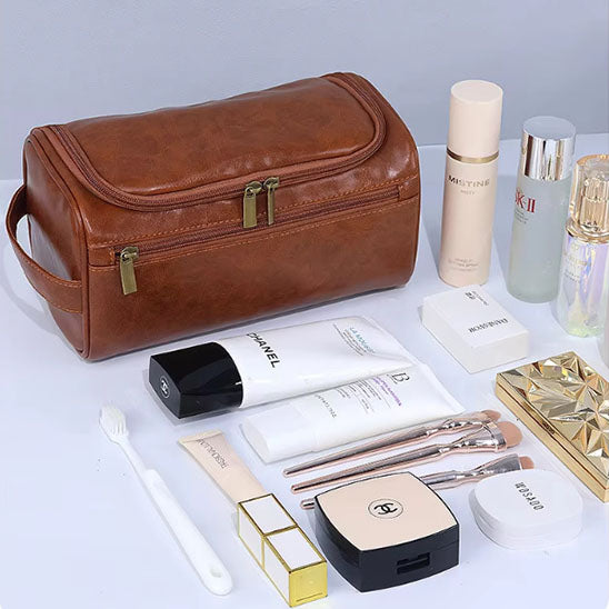 Trousse-de-toilette-marron-sur-une-table-avec-des-produits-cosmétiques-à-côté