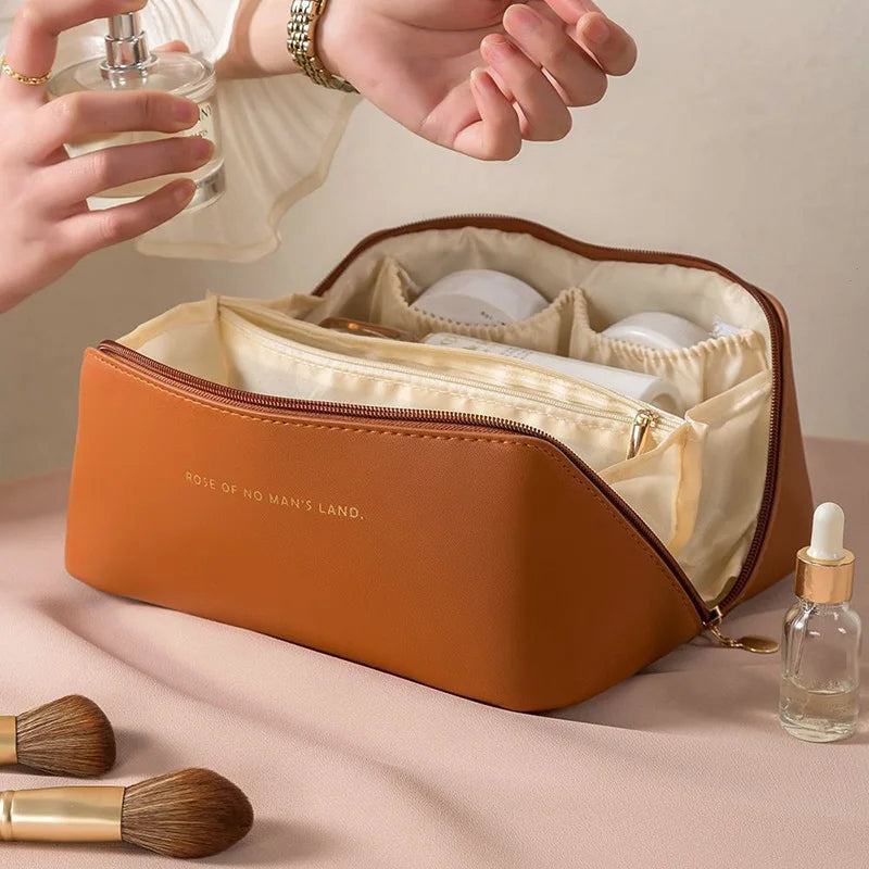 Trousse-de-toilette-café-sur-une table-avec-écriture-dorée-au-milieuen-dessous-de-la-table-il-y-a-deux-pinceaux-une-femme-met-un-pot-d'huiles-essentielles-une-femme-qui-met-du-parfum-sur-son-poignet