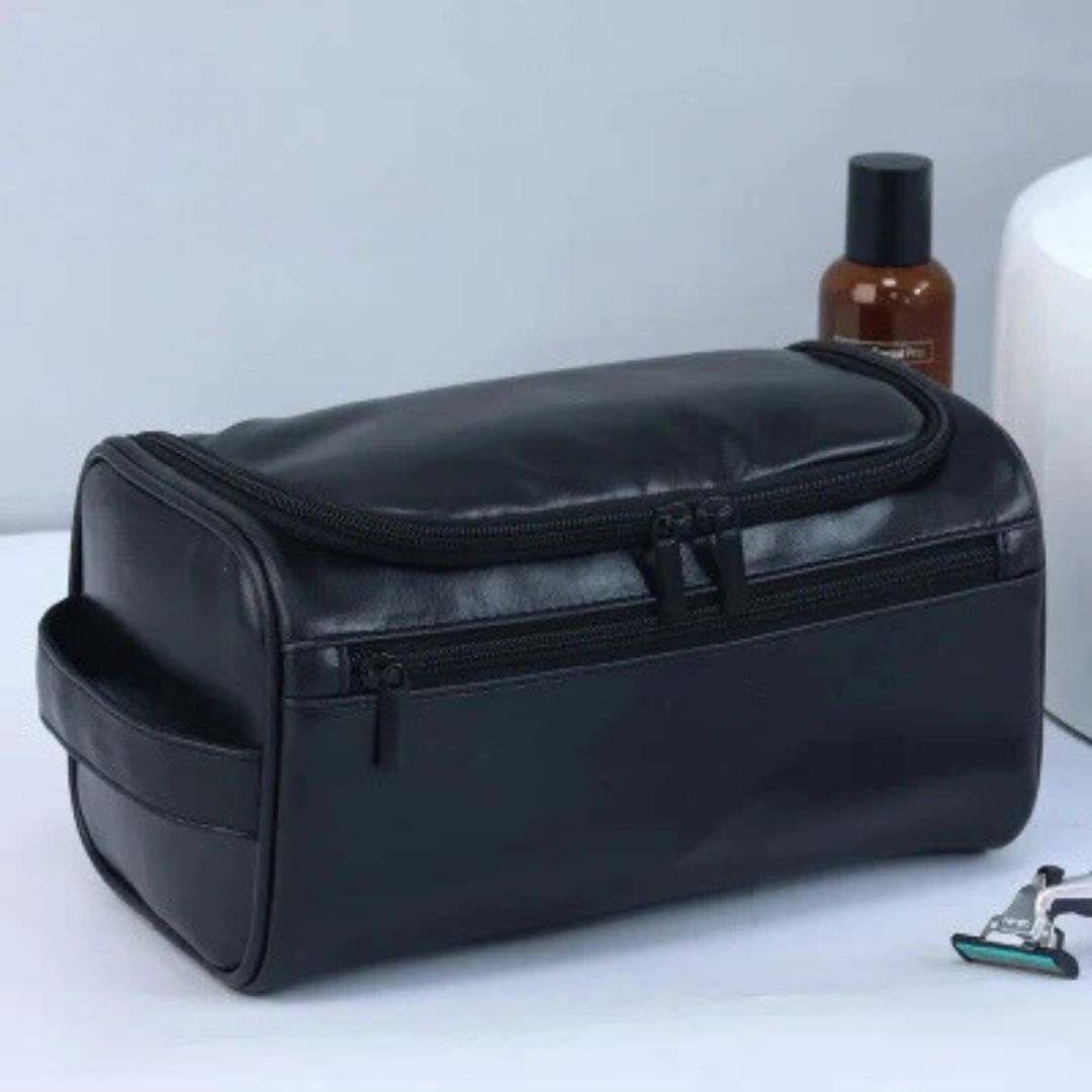 Trousse-de-toilette-noir-sur-une-table