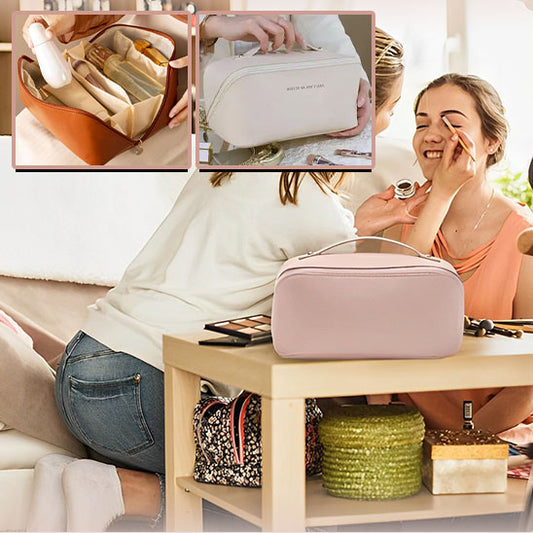 Trousse-de-toilette-rose-sur-une table-en-dessous-de-la-table-il-y-a-une-autre-trousse-mais-celle-ci-a-des-dessins-différents-en noir-et-blanc-il-y-a-une-femme-qui-maquille-une-autre-femme-et-toutes-les-deux-sourient-il-y-a-deux-petites-photos-au-dessus-d'une-trousse-marron-détournée-plein-de-produits-bien-organisés-et-une-autre-photo-d'une-trousse-blanche-fermée