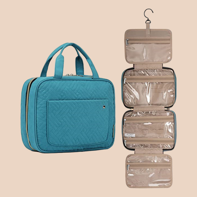 Trousse de toilette voyage homme. Cette trousse bleu ciel matelassée est parfaite pour les voyages, offrant un grand espace de rangement et la possibilité d'être suspendue.