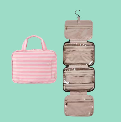 Trousse de toilette voyage homme. Cette trousse rose matelassée est parfaite pour les voyages, offrant un grand espace de rangement et la possibilité d'être suspendue.