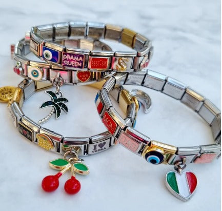 Bracelet-charms-Italien-décoré de charms variés, illustrant un style unique et une créativité dans le design.