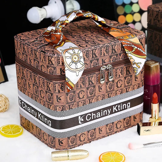 Mallettes maquillage marron motif lettres, produits cosmétiques variés