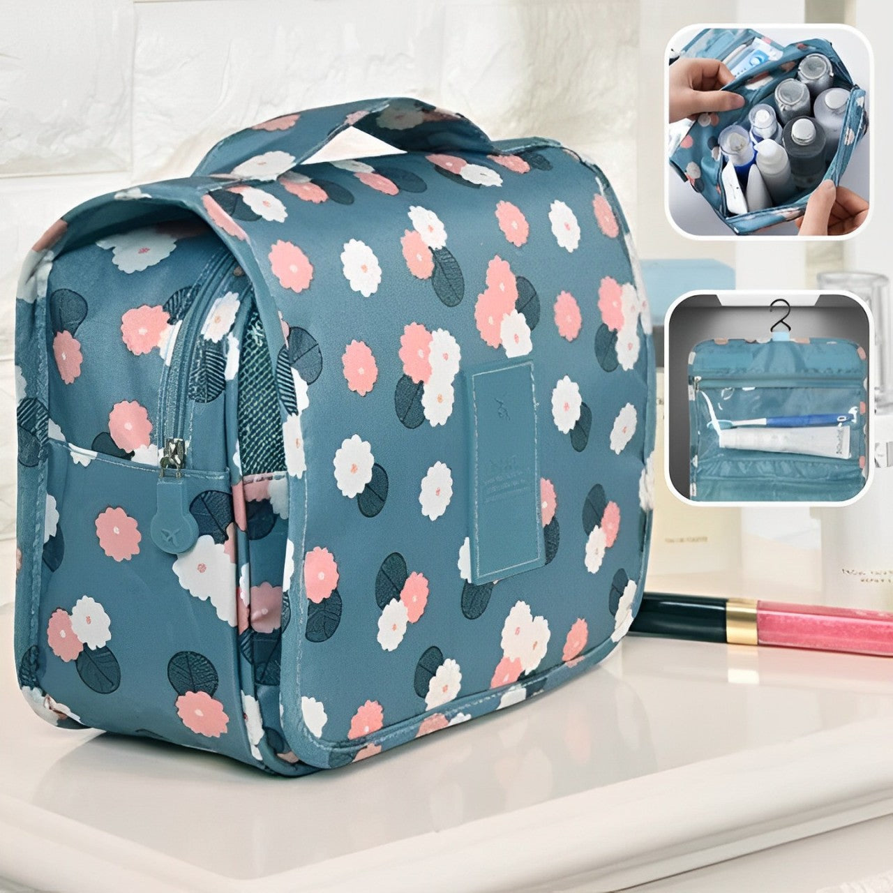 Une trousse de toilette femme luxe suspendue élégante et fonctionnelle, ornée d’un motif floral dans des tons de bleu, rose et blanc. Elle dispose de plusieurs compartiments zippés, dont une poche transparente idéale pour une visibilité rapide des produits. Une image incrustée montre la trousse ouverte, remplie de divers articles de toilette, tandis qu’une autre met en avant sa fonction suspendue grâce à un crochet intégré. Le tout est mis en scène dans une salle de bain lumineuse et épurée, 