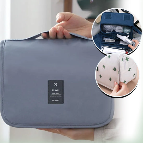Une trousse de toilette femme luxe de voyage grise élégante, tenue par des mains soignées, suggère l'organisation et le style pour les escapades féminines. Un insert montre l'intérieur spacieux et compartimenté, parfait pour ranger les essentiels de beauté. Un autre détail révèle une trousse blanche ornée de motifs de cactus, ajoutant une touche de fantaisie. Idéale pour les femmes qui apprécient le luxe et la praticité en voyage.
