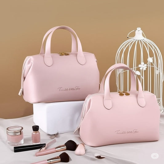 Deux élégantes  Trousse de toilette femme luxeroses en cuir souple sont présentées sur une surface blanche avec des accessoires de beauté.
La plus grande repose sur un bloc blanc, tandis que la plus petite est placée devant, révélant une partie de son intérieur.
Un délicat motif de cage à oiseaux blanche se dresse à l'arrière-plan, ajoutant une touche de raffinement.