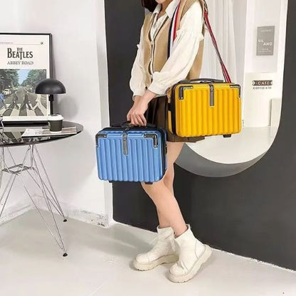 Femme élégante avec deux valises cosmétiques rigides colorées. "Malette Maquillage Professionnelle"