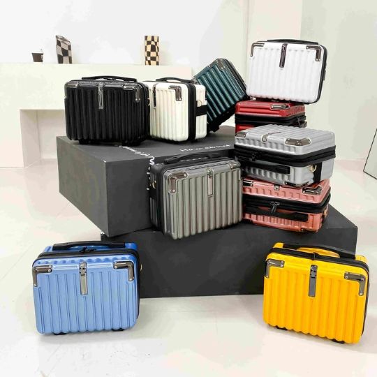 Ensemble de valises rigides et mallettes de maquillage professionnelles colorées.