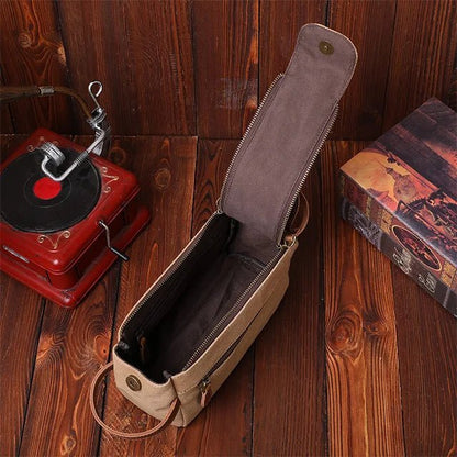 Trousse de toilette homme luxe vintage ouverte sur bois, objets anciens.