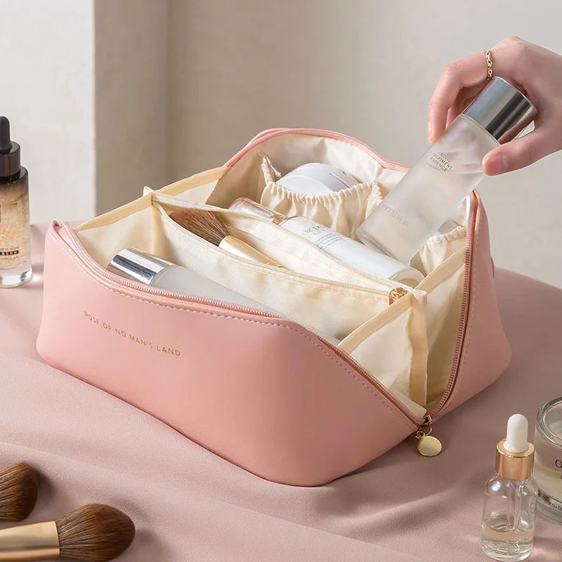 trousse-rose-détournée-plein-de-produits-bien-organisés-femme-met-un-pot--il-y-a-deux-pinceaux-sur-la-table