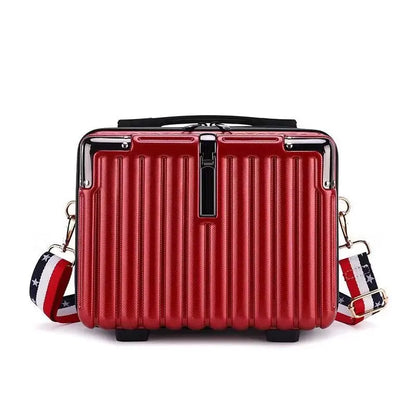 valise de maquillage professionnelle rouge brillante avec des rayures verticales, des coins métalliques noirs, une poignée noire